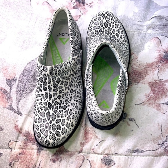 Align Nursing clogs shoes size  9 1/2 white Leopard - Picture 7 of 7